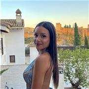 Profesora joven de inglés que imparte clases a niños de primaria y la ESO